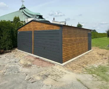 Garaż dwustanowiskowy 6x6 m - Dach dwuspadowy, Brama uchylna, Drewnopodobny