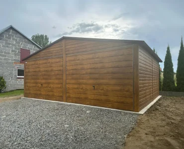 Garaż blaszany dwustanowiskowy 6x6 m – Dach dwuspadowy, Brama uchylna, Drewnopodobny