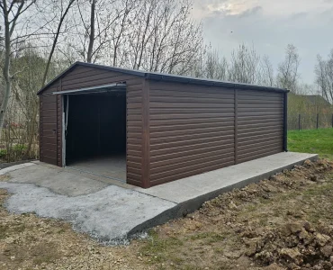 Garaż blaszany 5x6 m – Dach dwuspadowy, Brama uchylna, Drewnopodobny