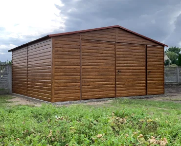Garaż blaszany dwustanowiskowy 5x6 m – Dach dwuspadowy, Brama dwuskrzydłowa, Drewnopodobny