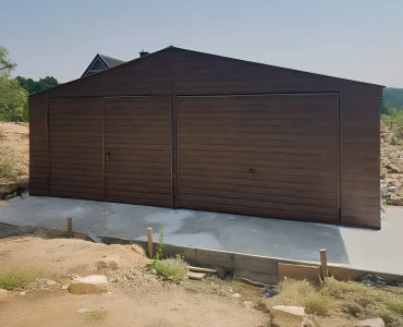 Garaż blaszany dwustanowiskowy 7x5 m – Dach dwuspadowy, Brama uchylna, Drewnopodobny