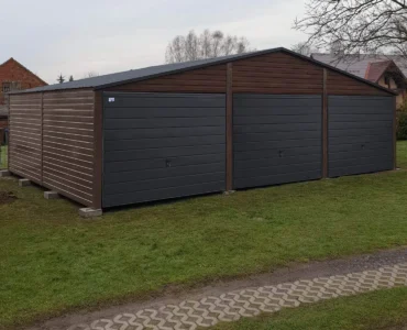 Garaż trzystanowiskowy 9x5 m - Dach dwuspadowy, Brama uchylna, Drewnopodobny