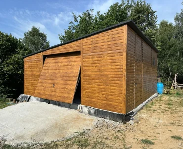 Garaż blaszany 7x6 m – Dach jednospadowy, Brama uchylna, Drewnopodobny