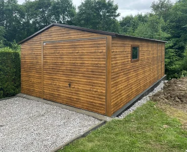 Garaż blaszany 4.5x6 m – Dach dwuspadowy, Brama uchylna, Drewnopodobny
