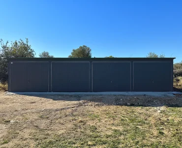 Hala blaszana 13x7 m – Dach jednospadowy, Brama uchylna, Grafit