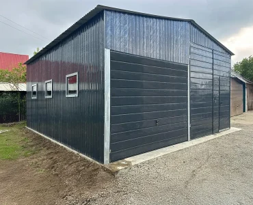 Hala blaszana 6x8 m – Dach dwuspadowy, Brama uchylna, Grafit