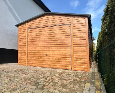 Garaż blaszany 4.5x5 m – Dach dwuspadowy, Brama uchylna, Drewnopodobny