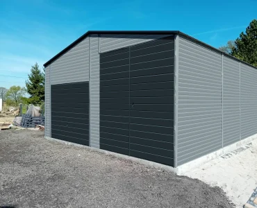 Hala blaszana 6.5x8 m – Dach dwuspadowy, Brama uchylna, Aluminium
