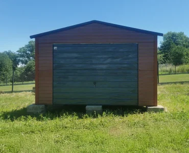 Garaż blaszany 4x6 m – Dach dwuspadowy, Brama uchylna, Jasny Brąz