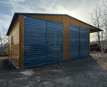 Garaż blaszany dwustanowiskowy 7x5 m – Dach dwuspadowy, Brama uchylna, Drewnopodobny, Wiata 3 m