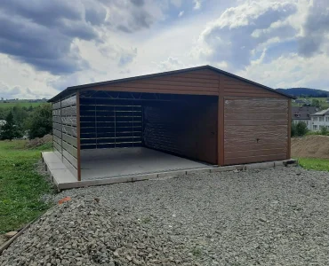 Garaż blaszany 3x5 m – Dach dwuspadowy, Brama uchylna, Drewnopodobny, Wiata 4 m