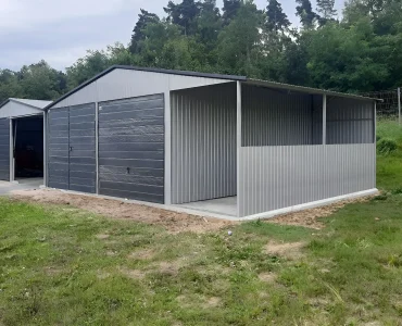 Garaż blaszany dwustanowiskowy 6x6 m – Dach dwuspadowy, Brama uchylna, Aluminium, Wiata 2 m