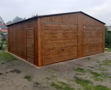 Garaż blaszany dwustanowiskowy 7x5 m – Dach dwuspadowy, Brama uchylna, Drewnopodobny