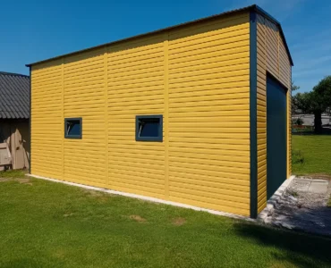 Hala blaszana 5x8 m - Dach dwuspadowy, Brama segmentowa, Piaskowy