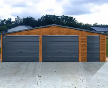 Garaż blaszany dwustanowiskowy 8x6 m - Dach dwuspadowy, Brama uchylna, Drewnopodobny