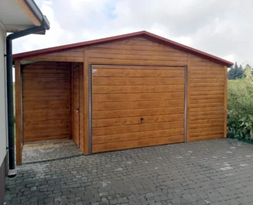 Garaże Drewnopodobne 19 Garaż jednostanowiskowy 6x6m wnęka - Dach dwuspadowy, Brama uchylna, Drewnopodobny