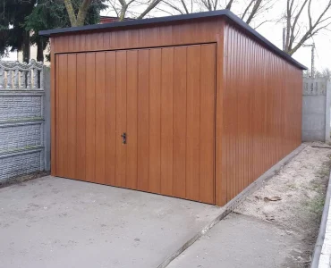 Garaż blaszany 3x6 m – Dach jednospadowy, Brama uchylna, Drewnopodobny