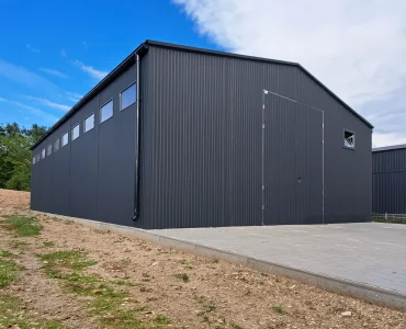 Hala blaszana 9x15 m – Dach dwuspadowy, Brama dwuskrzydłowa, Grafit