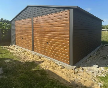 Garaż blaszany dwustanowiskowy 6.5x5 m – Dach dwuspadowy, Brama uchylna, Drewnopodobny Czarny