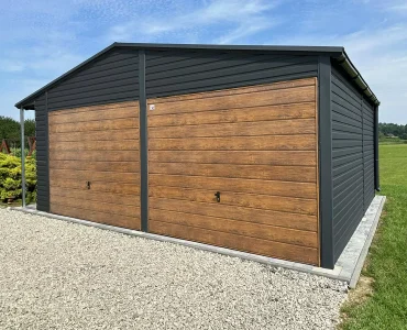 Garaż blaszany dwustanowiskowy 7x6 m – Dach dwuspadowy, Brama uchylna, Drewnopodobny Czarny, Wiata 0.5 m