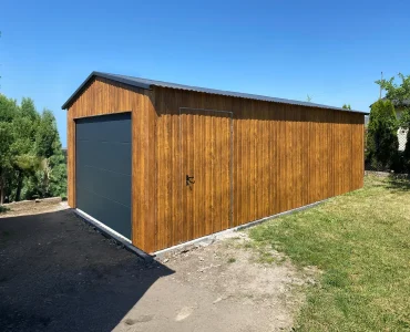 Garaż blaszany 4x6 m – Dach dwuspadowy, Brama segmentowa, Drewnopodobny