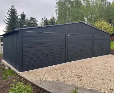 Garaż blaszany trzystanowiskowy 9x6 m – Dach dwuspadowy, Brama uchylna, Grafit