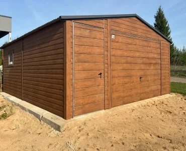 Garaż blaszany 5x5 m – Dach dwuspadowy, Brama uchylna, Drewnopodobny