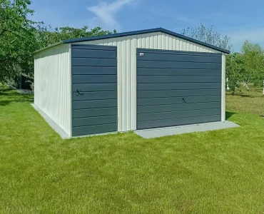 Garaż blaszany 4.5x5 m – Dach dwuspadowy, Brama uchylna, Biały