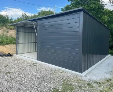 Garaż blaszany dwustanowiskowy 6x7 m – Dach jednospadowy, Brama uchylna, Grafit