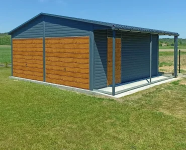 Garaż blaszany dwustanowiskowy 7x5 m – Dach dwuspadowy, Brama uchylna, Drewnopodobny Grafit
