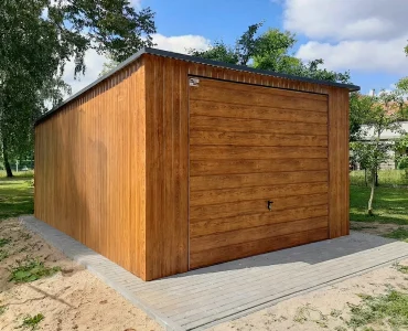 Garaż blaszany 4x6 m – Dach jednospadowy, Brama uchylna, Drewnopodobny