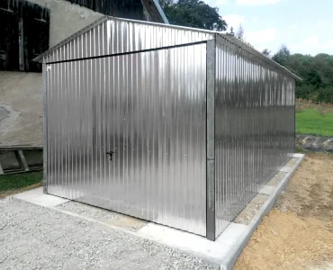 Garaż blaszany 3x5 m – Dach dwuspadowy, Brama uchylna, Ocynk