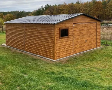 Garaż blaszany 5x6 m – Dach dwuspadowy, Brama uchylna, Drewnopodobny