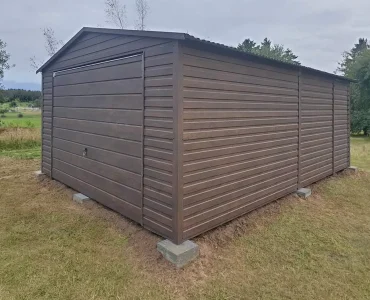 Garaż blaszany 4x6 m – Dach dwuspadowy, Brama uchylna, Ciemny Brąz