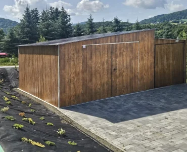 Garaż blaszany 5x5 m – Dach jednospadowy, Brama dwuskrzydłowa, Drewnopodobny