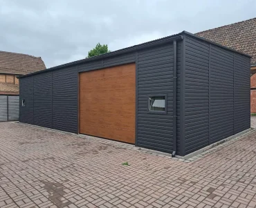 Garaż blaszany 12x6 m – Dach jednospadowy, Brama segmentowa, Drewnopodobny Grafit