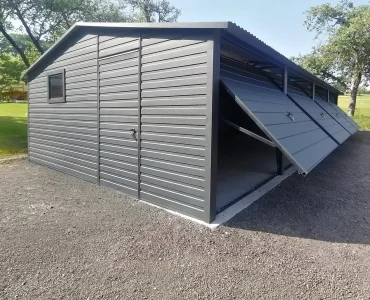 Garaż blaszany 12x5 m – Dach dwuspadowy, Brama uchylna, Grafit