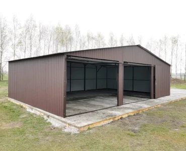 Garaż blaszany dwustanowiskowy 9x6 m – Dach dwuspadowy, Brama uchylna, Ciemny Brąz
