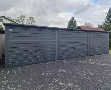Garaż blaszany trzystanowiskowy 9x6 m – Dach jednospadowy, Brama uchylna, Grafit