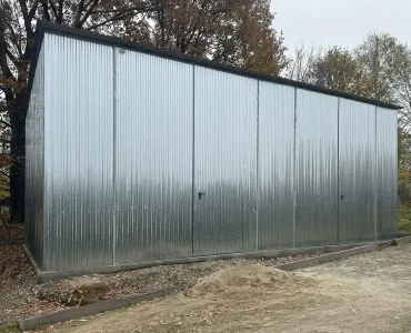Garaż blaszany dwustanowiskowy 9x5 m – Dach jednospadowy, Brama dwuskrzydłowa, Ocynk
