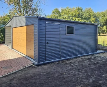 Garaż blaszany 10x6 m – Dach dwuspadowy, Brama segmentowa, Drewnopodobny Grafit