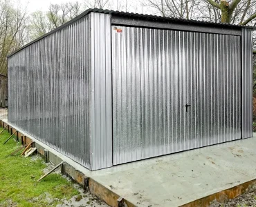 Garaż blaszany 4x6 m – Dach jednospadowy, Brama uchylna, Ocynk