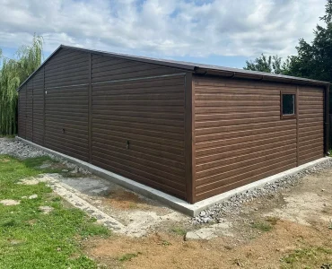 Garaż blaszany dwustanowiskowy 9x5 m – Dach dwuspadowy, Brama uchylna, Ciemny Brąz