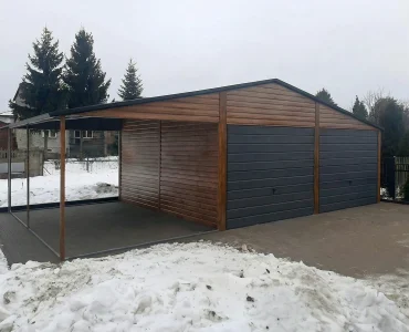 Garaż blaszany dwustanowiskowy 9x5 m – Dach dwuspadowy, Brama uchylna, Drewnopodobny