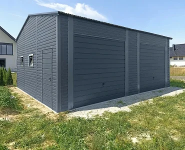 Garaż blaszany dwustanowiskowy 7x6 m – Dach dwuspadowy, Brama uchylna, Grafit