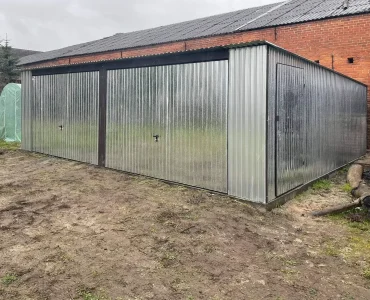 Garaż blaszany dwustanowiskowy 7x5 m – Dach jednospadowy, Brama uchylna, Ocynk