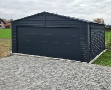 Garaż blaszany dwustanowiskowy 7x5 m – Dach dwuspadowy, Brama segmentowa, Grafit