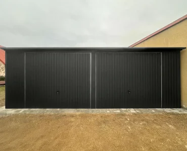 Garaż blaszany dwustanowiskowy 7.5x6 m – Dach jednospadowy, Brama uchylna, Czarny