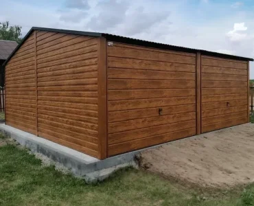 Garaż blaszany dwustanowiskowy 6x6 m – Dach dwuspadowy, Brama uchylna, Drewnopodobny