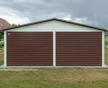 Garaż blaszany dwustanowiskowy 6x6 m – Dach dwuspadowy, Brama uchylna, Biały